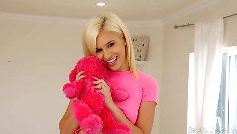 Hawt babe fucks with a hot body