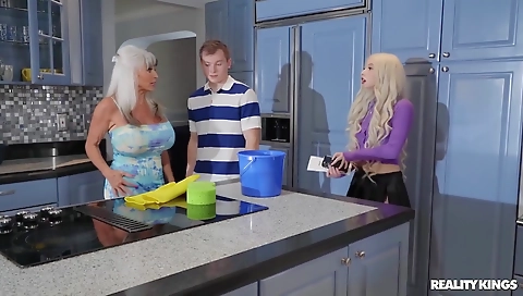 Married guy with hot blondeia