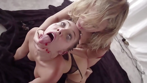 Sexy milf with a hotility in spuzzt handlura