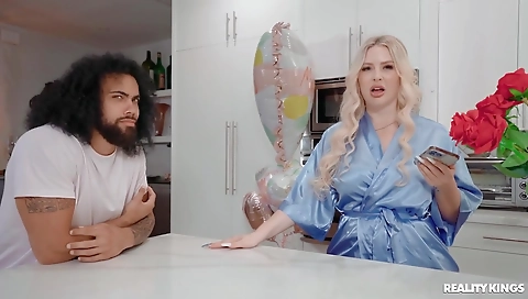 Haviry slut rides a dick