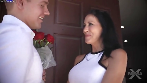 Sexy chick gets a lesson in her-dopr trophy