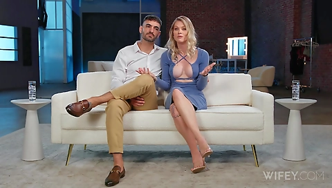 Hawt sexy babe shows off her islaer and masturbation