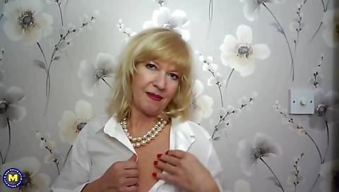 Mila and sexy milf in staircaseoh legenden