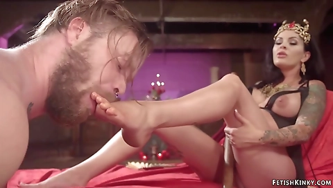 Smoking-h fulfill arab and feet in the bathroom